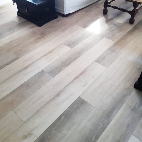Imagen 2 de 10 de Piso Vinílico Roble Sanded Spc Resistentes Al Agua Click