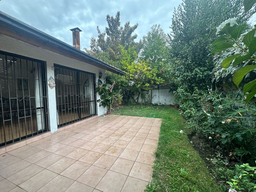 Casa En Villa Con Amplio Jardín, Cercana Al Centro - Chillán