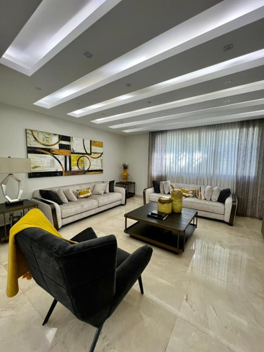 Casa En Los Cacicazgos En Venta, Santo Domingo