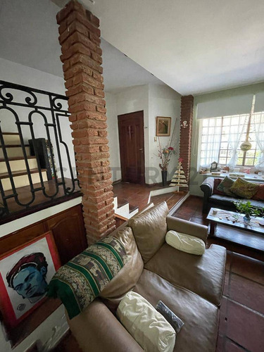 Venta Casa 5 Ambientes - Padua Centro - Con Parque Y Pileta