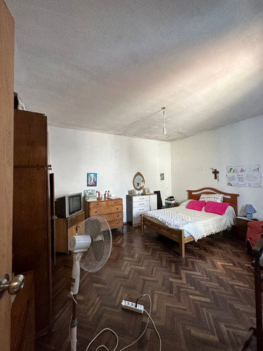 En Venta Casa De 3 Dormitorios, Apartamento Al Fondo Y Gran Terreno En Perez Castellanos