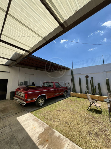 Casa En Venta En Col. Cuauhtemoc De Un Solo Nivel Con Jardín