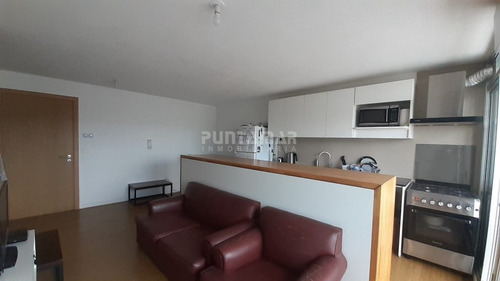 Alquiler De Apartamento De Un Dormitorio En Malvín, Piso Alto Muy Soleado- Ref: 212292