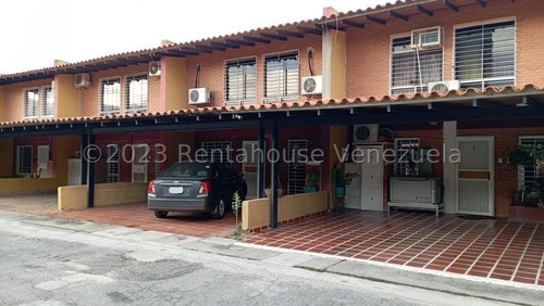  Arnaldo  López Vende Bella, Moderna Casa En  Las Trinitarias. Barquisimeto  Lara, Venezuela.   4 Dormitorios  3 Baños  226 M² 