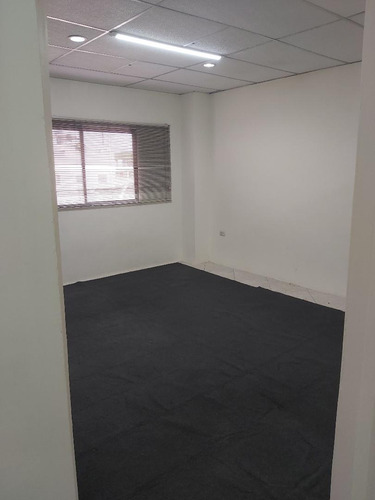 Oficina Dos Ambientes Excelente Ubicacion, Ave. Fco. De Orellana. Aire Acondicionado, Servicio De Porteria .40mt2