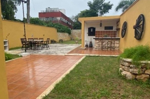 Venta De Casa Con Un Terreno Grande Con Estilo Colonial En Itzimna, Mérida
