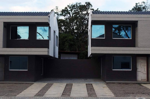 En Venta De Townhouse En Conj. Resd. Casa Verde San Diego Planta 100%