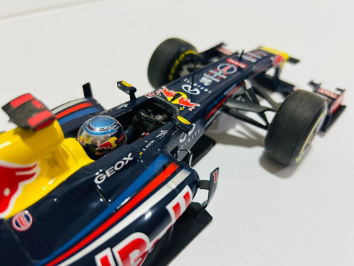Minichamps F1 1:18 - Rbr08 - Vettel N Senna Azul