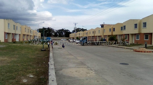 Monicam 23-2281 Cómodo Townhouse Ubicado En Conjunto Privado Con Vigilancia , Espacios Para Diseñar A Su Gusto, Patio Trasero. Con Permisologia Para Realizar Un Tercer Nivel