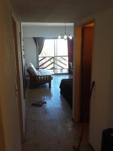Imagen 4 de 7 de Un Ambiente Con Balcon