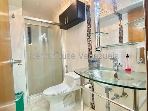 Se Ofrece En Venta Hermoso Y Amplio Apartamento Remodelado Ubicado En El Paraiso