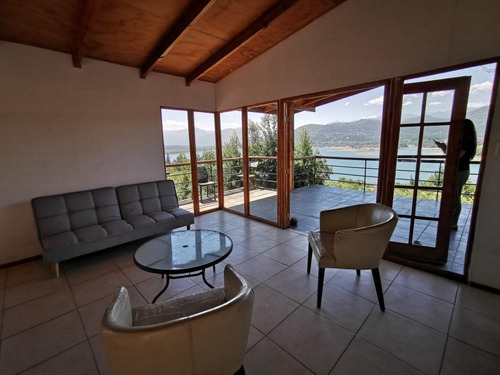 Espectacular Casa Con La Mejor Vista Al Lago Colbún