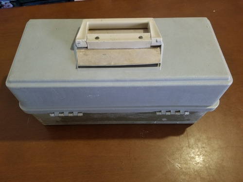 Caja De Pesca Antigua Plano Con Señuelos Y 2 Carretes Zebco (Usado)