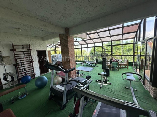 Casa En Venta En Alto Hatillo. Calle Cerrada Con Vigilancia. Negociable