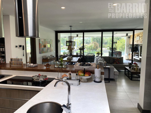 Casa En Venta De 4 Dorm. En Colina