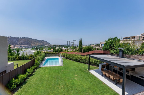 Casa En Venta De 5 Dorm. En Lo Barnechea
