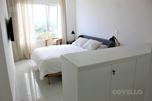 Apartamento En Alquiler En Torre Con Amenities, 2 Dormitorios En Suite, Cocina Integrada Y Toillette.-