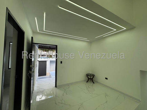 Tm. #25-13675. Casa Totalmente Remodelada En Venta, En El Cafetal