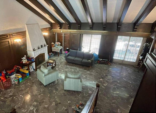 Casa En Venta - 4 Dormitorios 5 Baños - Morón