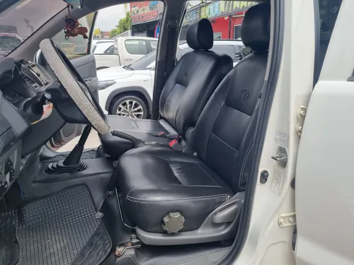 Toyota Hilux 2.7 MT 4X2