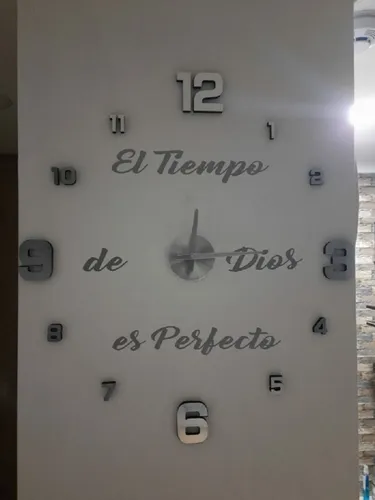 Reloj De Pared 3d Tamaño 50x50cm Mini + Frase En Vinilo