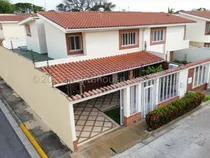 Comprar Se Vende Townhouse En Urbanización Los Girasoles, En La Zona Este De Maracay, Acabados De Primera, El Urbanismo Cuenta Con Pozo Propio, Vigilancia Privada, Planta Al 50%, Dapo