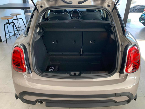 Imagen 6 de 10 de Mini Cooper Classic 2022 1.5 F55 Pepper 136cv