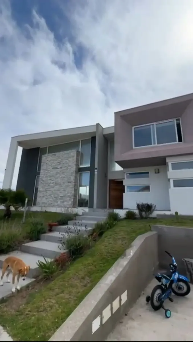 Imagen 3 de 17 de Amplia Casa Con Jardín Y Piscina (140123)