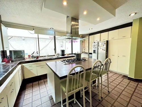 Casa En Excelente Ubicación, Calle Tranquila Y Con Vista Arbolada