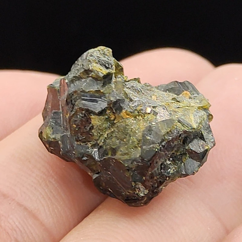 Piedra Mineral Epidota Verde Áspero