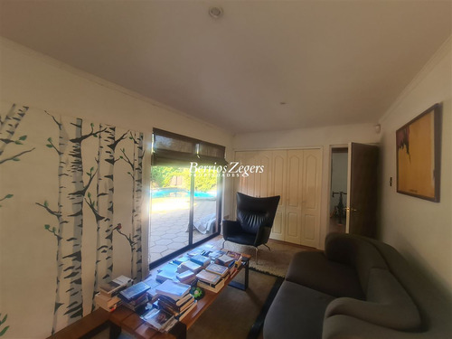 Casa En Venta De 5 Dorm. 3 Baños Mas Servicios En Las Condes