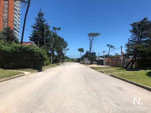 En Venta Casa En Primeras Paradas De Playa Mansa, Terreno Esquinero. Cerca Del Mar. Punta Del Este
