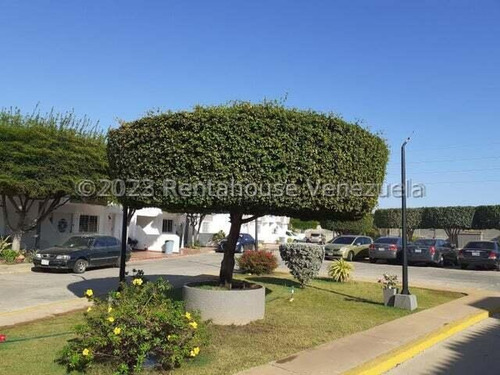 Townhouse En Venta En Cumbres De Maracaibo Edw