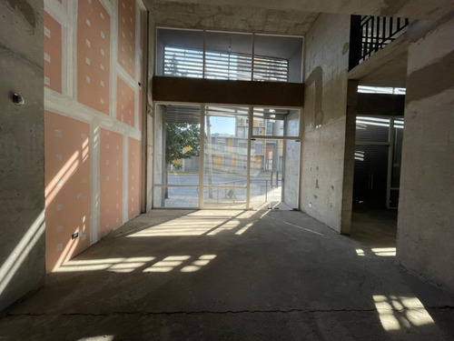 Arriendo Local Comercial De 107,48 M2 + 62,94 M2 De Altillo,