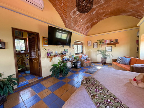 Casa En Venta En Huertas La Joya, Estilo Campestre, Con 4 Recámaras
