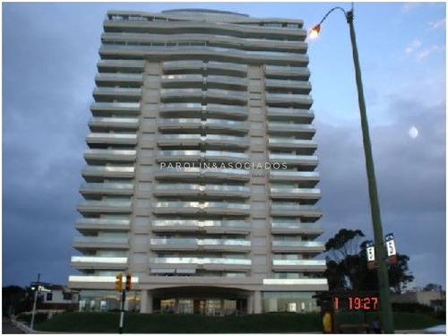 Departamento En Venta De 3 Dormitorios En Coral Tower, Punta Del Este