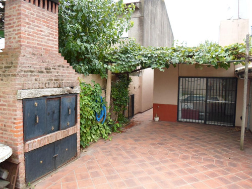 Casa En 1 Planta, 3 Habitaciones, Jardín, Pileta Y Parrilla.