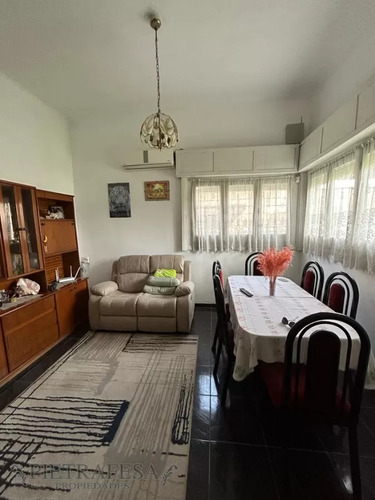 Casa En Venta 3 Dormitorios, 2 Baños, Fondo Con Barbacoa Y Cochera- Eugenio Garzón - Sayago