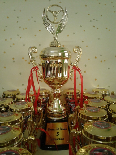 Combo Trofeo Central Con Figura + 15 Souvenirs 10 Cm+base