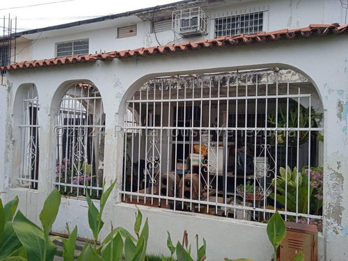  Excelente Casa En La Urb. Isabelica, Con Amplia Construccion, Lista Para Ser Habitada. Zona Comercial Por El Lado De Atras De La Casa, Estrategica Para Su Negocio.