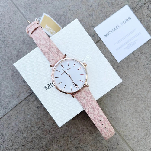 Reloj Michael Kors Addison Modelo Mk2947 Correa Rosa Bisel Oro Rosa Fondo Blanco