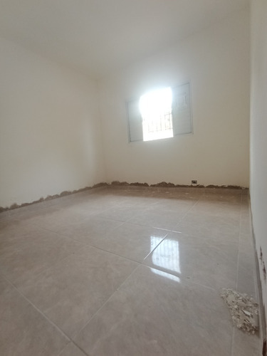 Casa 2 Dormitórios Em Bairro Residencial, Próximo A Comércios, Escolas, Transportes E Muito Mais!