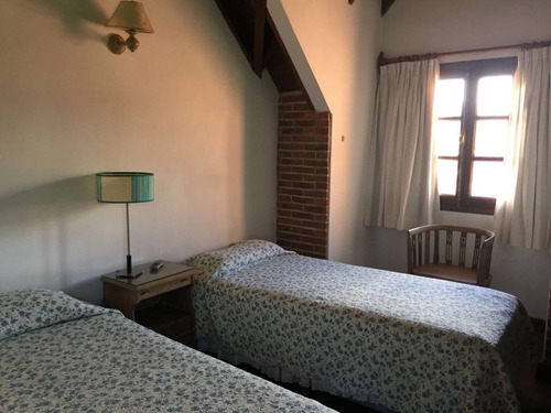 Imagen 18 de 19 de Alquiler Por Temporada: Chalet Tradicional En Dos Plantas De 4 Dorm, Dependencias, Doble Garaje Y Pileta Climatizada