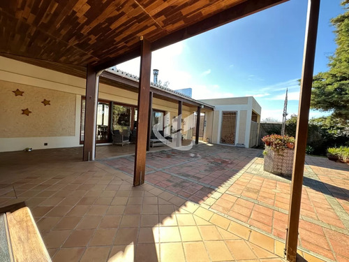 Casa Centrica En Mercedes Lista Para Ingresar, Con 1.000 M2 De Terreno