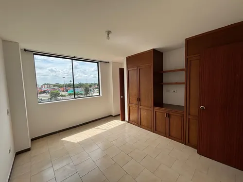 Venta De Apartamento En El Sector La Flora, Area 110 M2 Con Ascensor, Dos Parqueaderos Propios.