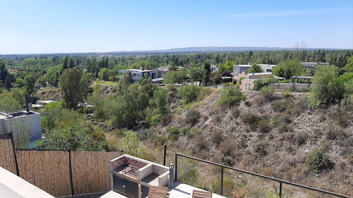 Venta Casa Diseño, Barrio Laderas, Chacras De Coria
