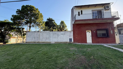 Vivienda Multifamiliar Con Dos Casas Y Un Galpón En Un Amplio Terreno En Billinghurst