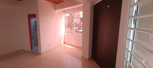 Casa Esquinera En Segundo Piso, Acceso Por Gradas Desde Piso 1