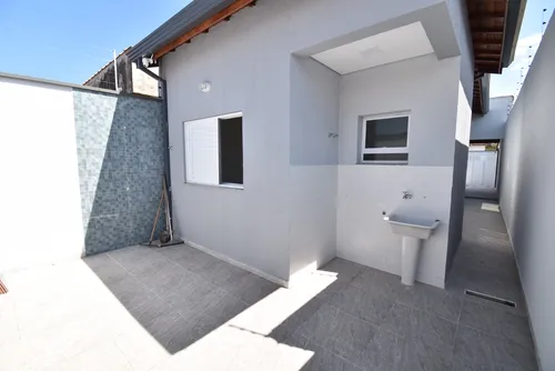 Casa Com Piscina À Venda Na Deslumbrante Praia De Peruíbe.