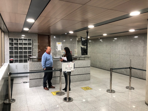 Imagen 2 de 7 de Oficina En Primer Piso Con Jardín De Uso Exclusivo